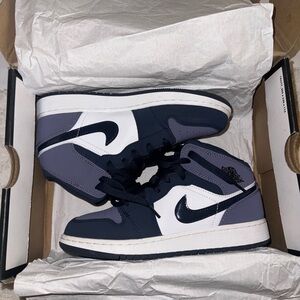 AIR JORDAN 1 MID (PURPLE)